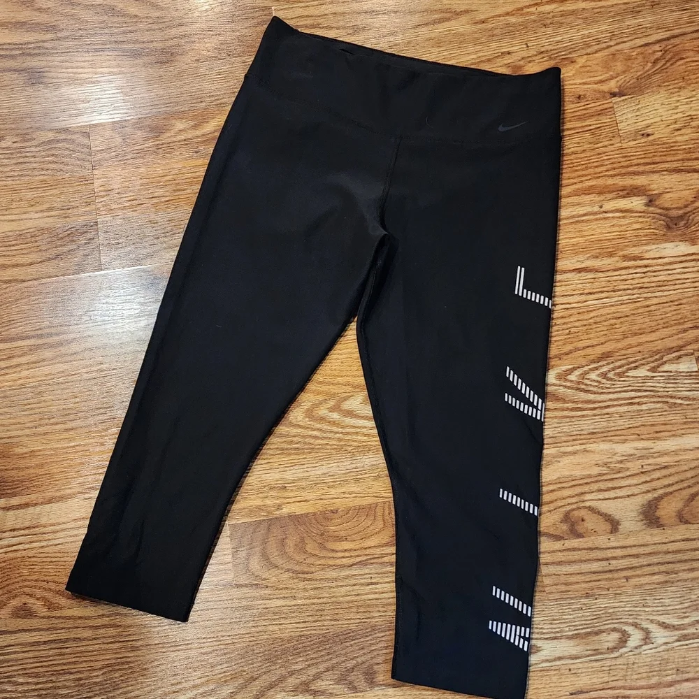 NIKE Dri-Fit Size Large High Waist Capri Crop Black Leggings